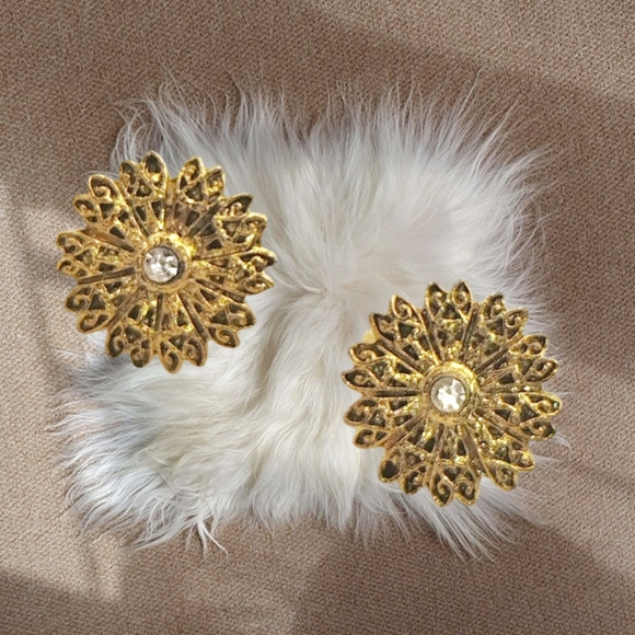 Jewelry - 👣4/$20. Gold Tone Sunburst Clipon Earrings with Clear Center Rhinestone